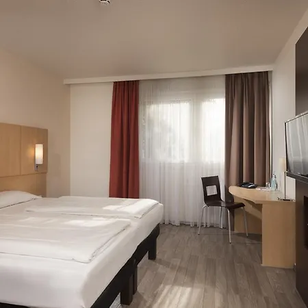 Hotel Ibis West 3*